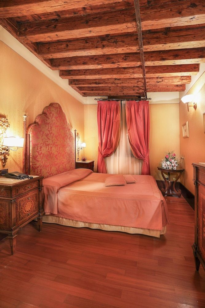 Colombina Hotel Classic Double or Twin Room 20