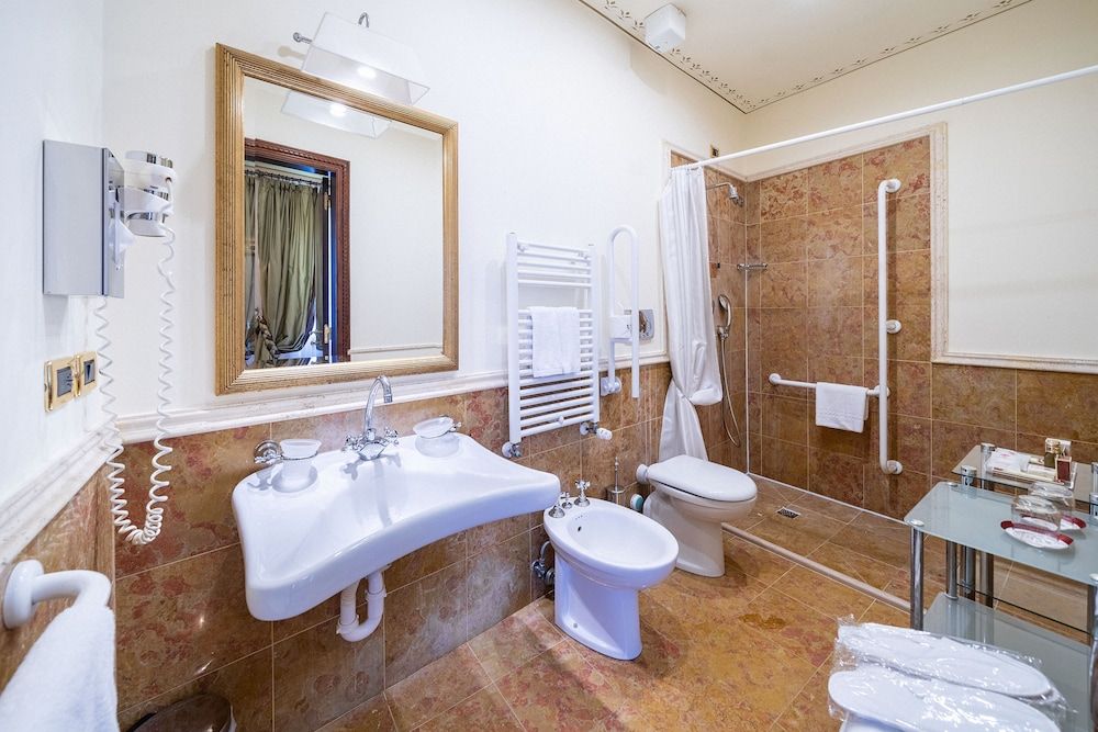 Colombina Hotel Classic Double or Twin Room 13