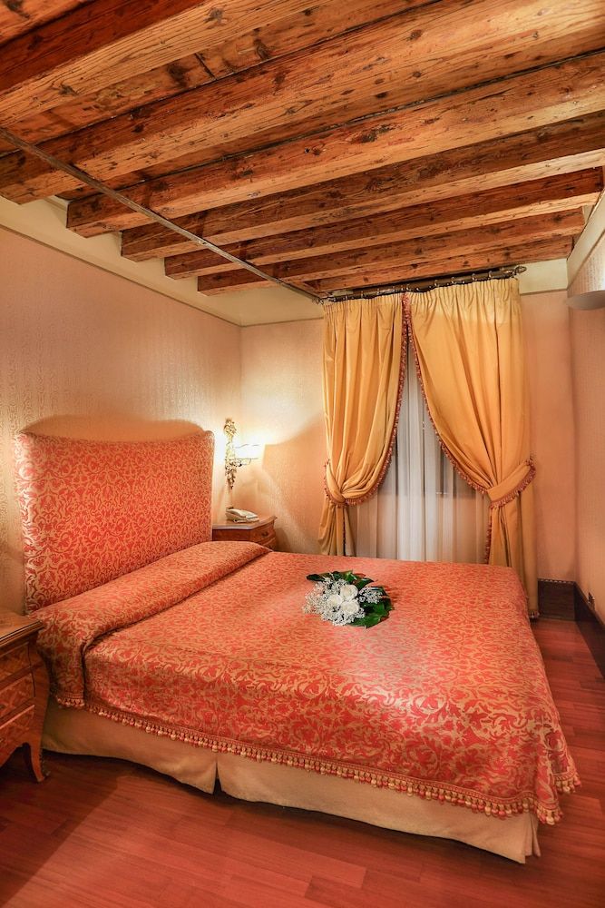 Colombina Hotel Classic Double or Twin Room 6