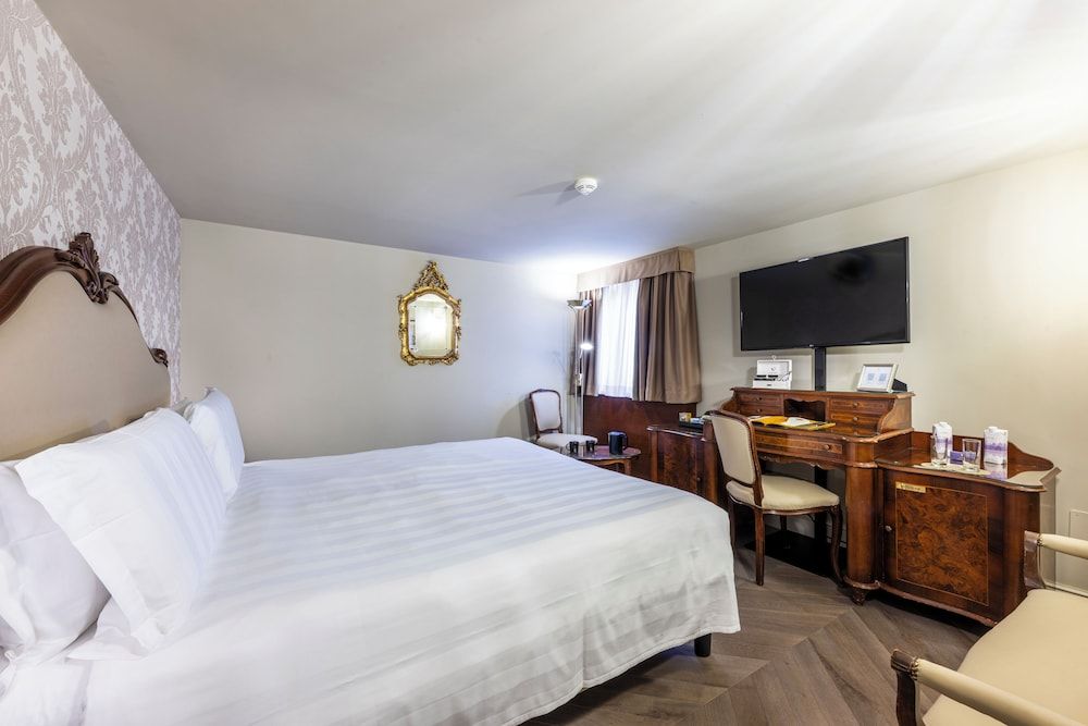 Colombina Hotel Classic Double or Twin Room 5