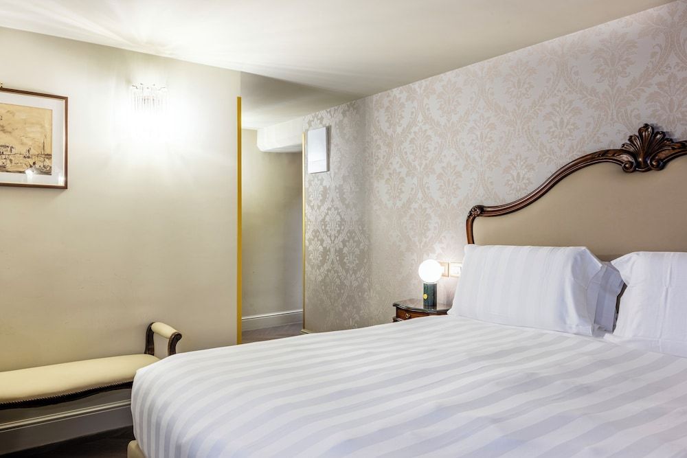 Colombina Hotel Classic Double or Twin Room 4