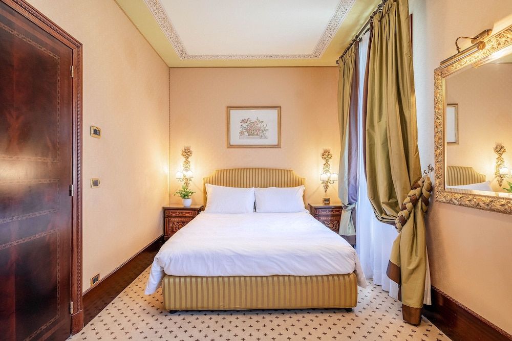 Colombina Hotel Classic Double or Twin Room 8