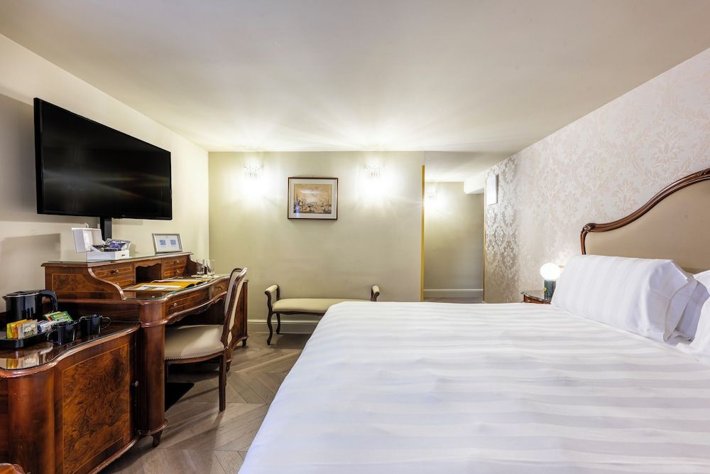 Colombina Hotel Classic Double or Twin Room 9