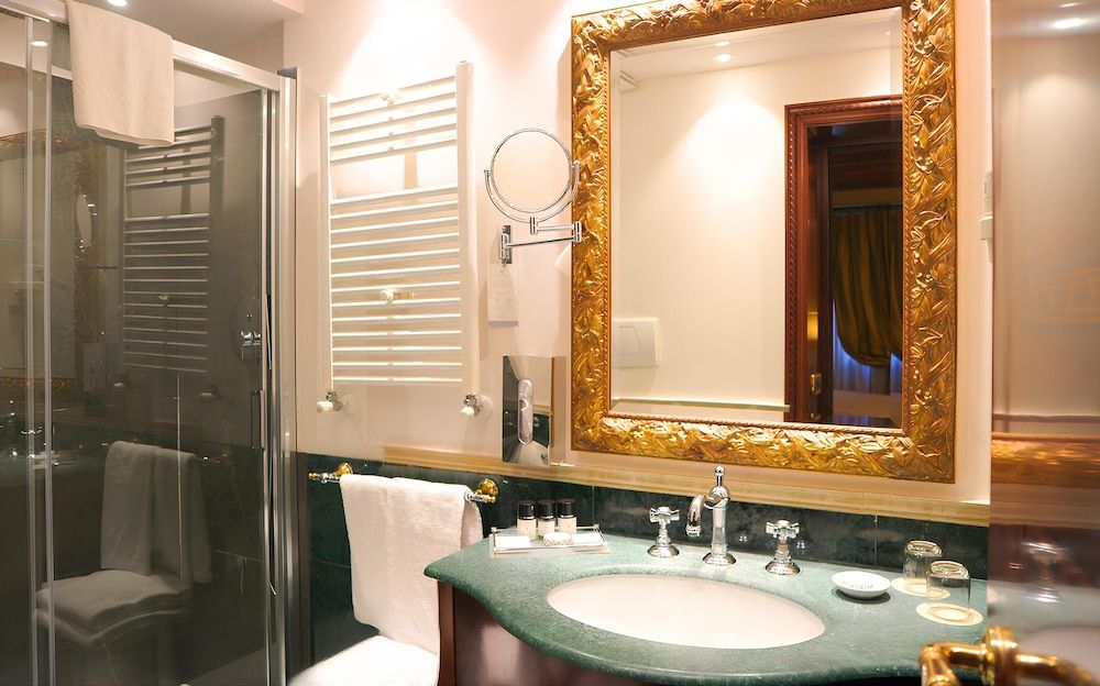 Colombina Hotel Classic Double or Twin Room 15