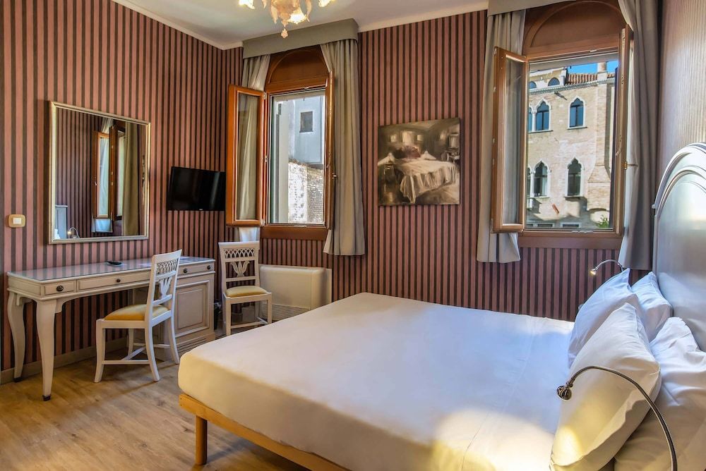 Hotel La Fenice Et Des Artistes Classic Double or Twin Room 15
