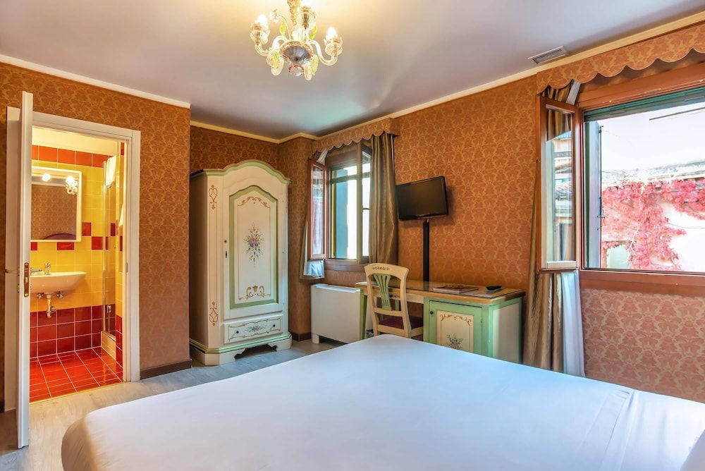 Hotel La Fenice Et Des Artistes Classic Double or Twin Room 14