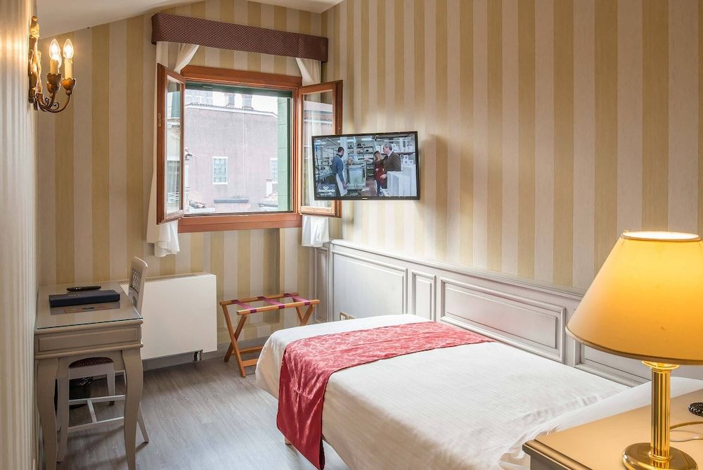 undefined Hotel La Fenice Et Des Artistes