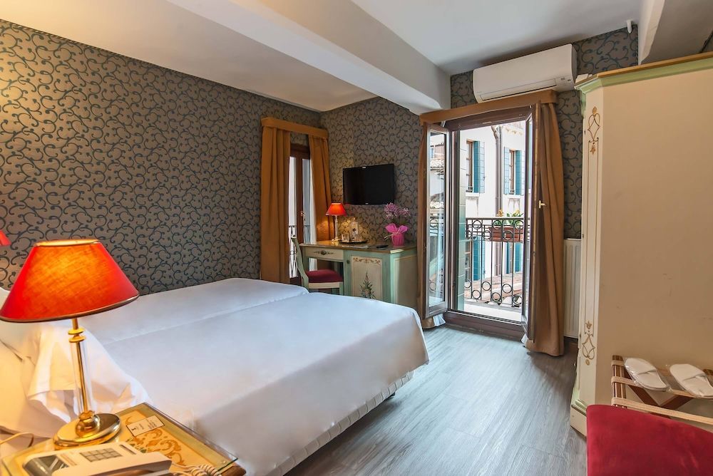 Hotel La Fenice Et Des Artistes Classic Double or Twin Room 9