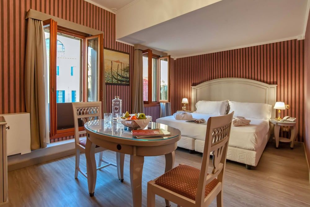 undefined Hotel La Fenice Et Des Artistes 3