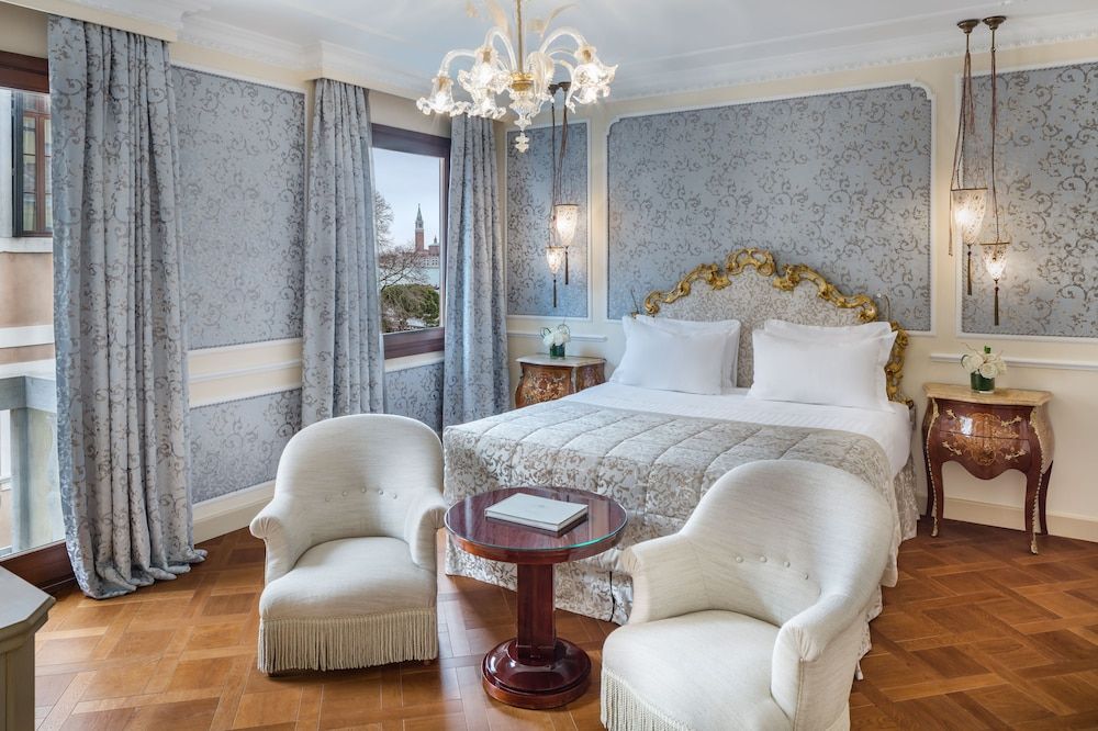 Room, Canal View