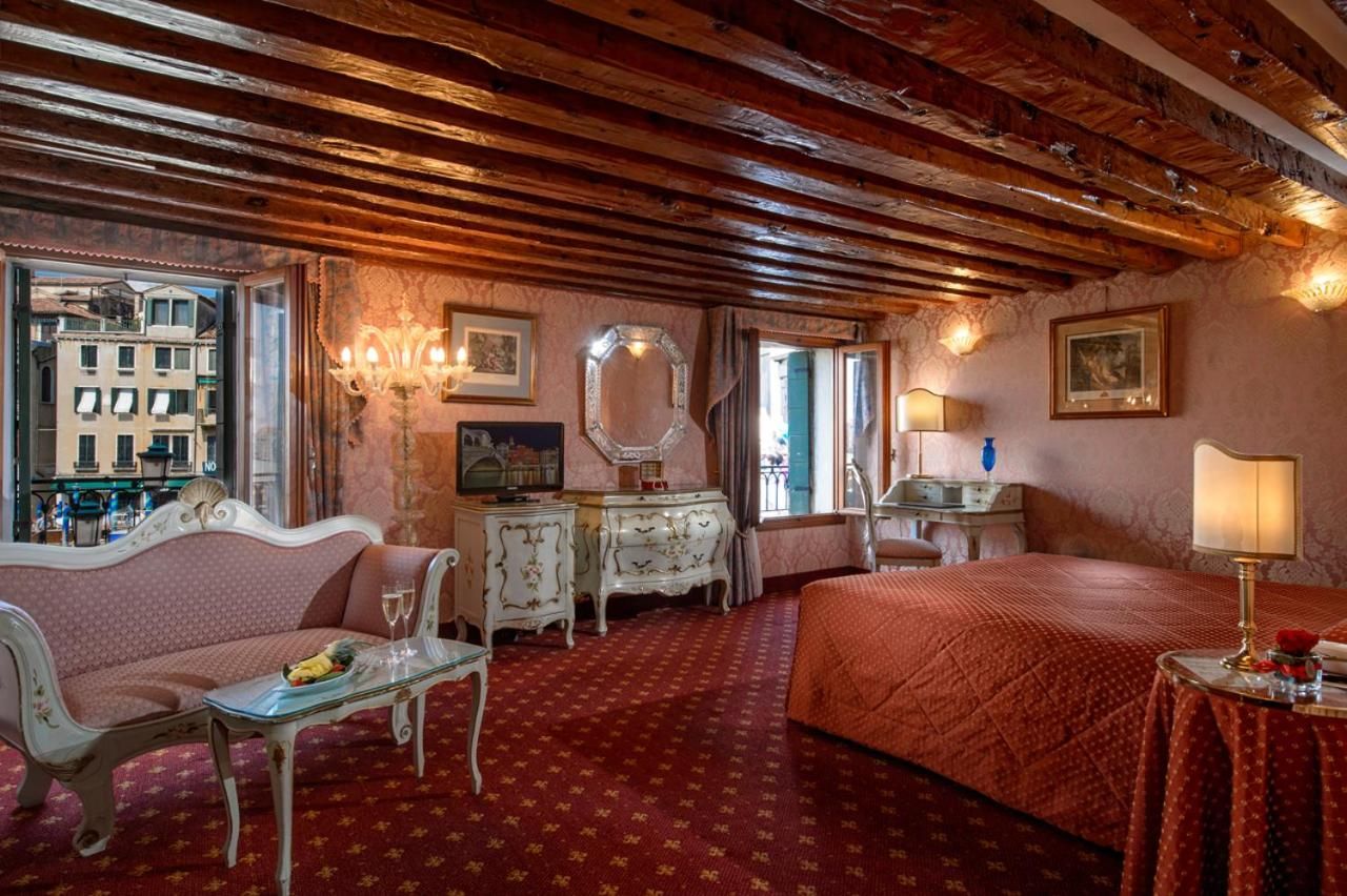 Junior Suite with Grand Canal View