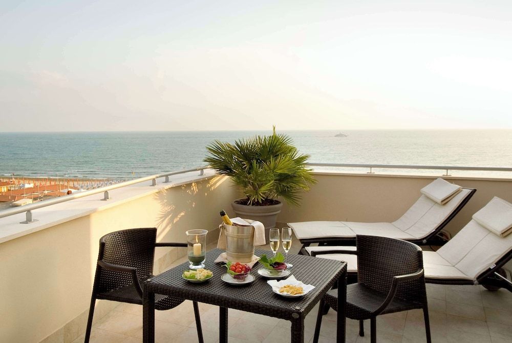 Sina Astor Deluxe Suite, Sea View 4