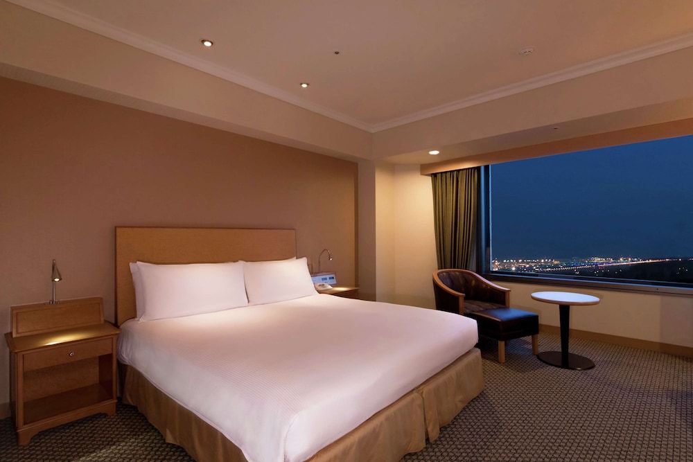 Deluxe Room, 1 Queen Bed (High Floor, Airport View)