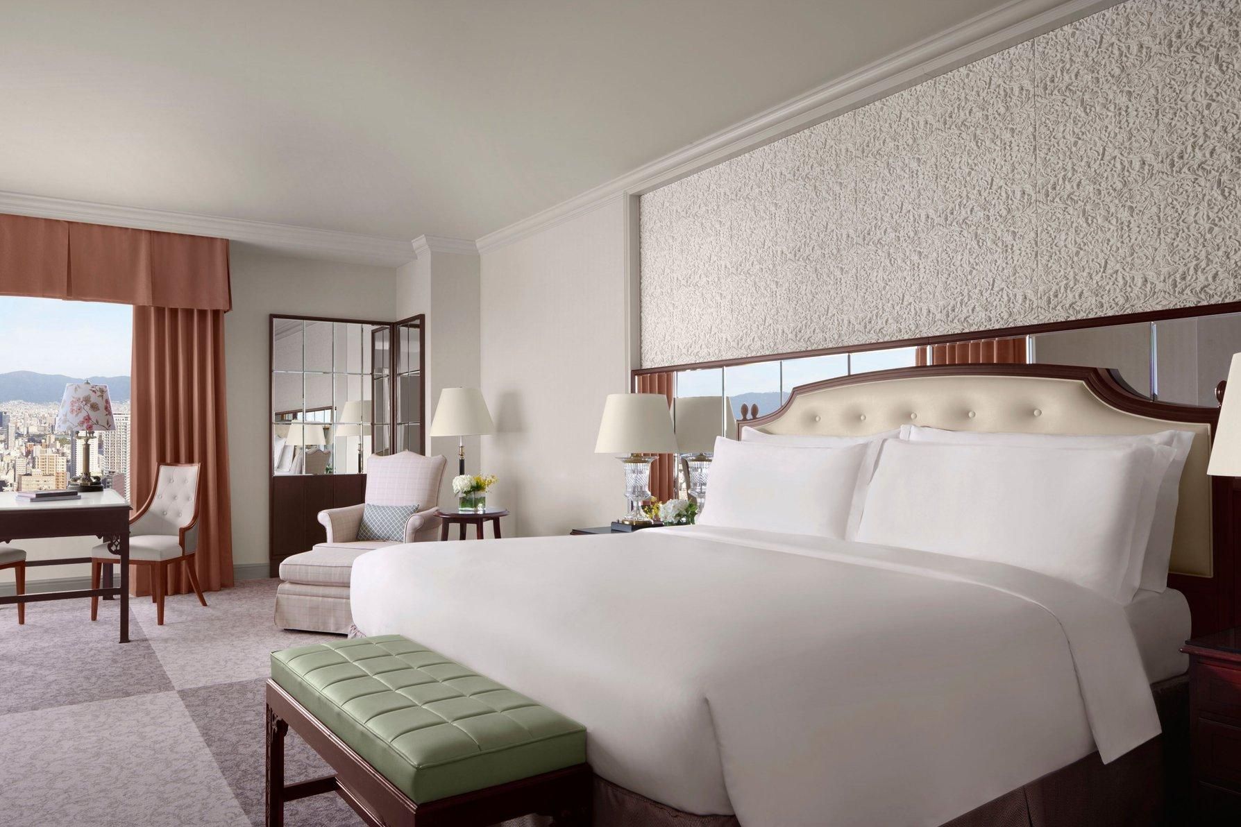 Deluxe, Guest room, 1 King, City view, Corner room