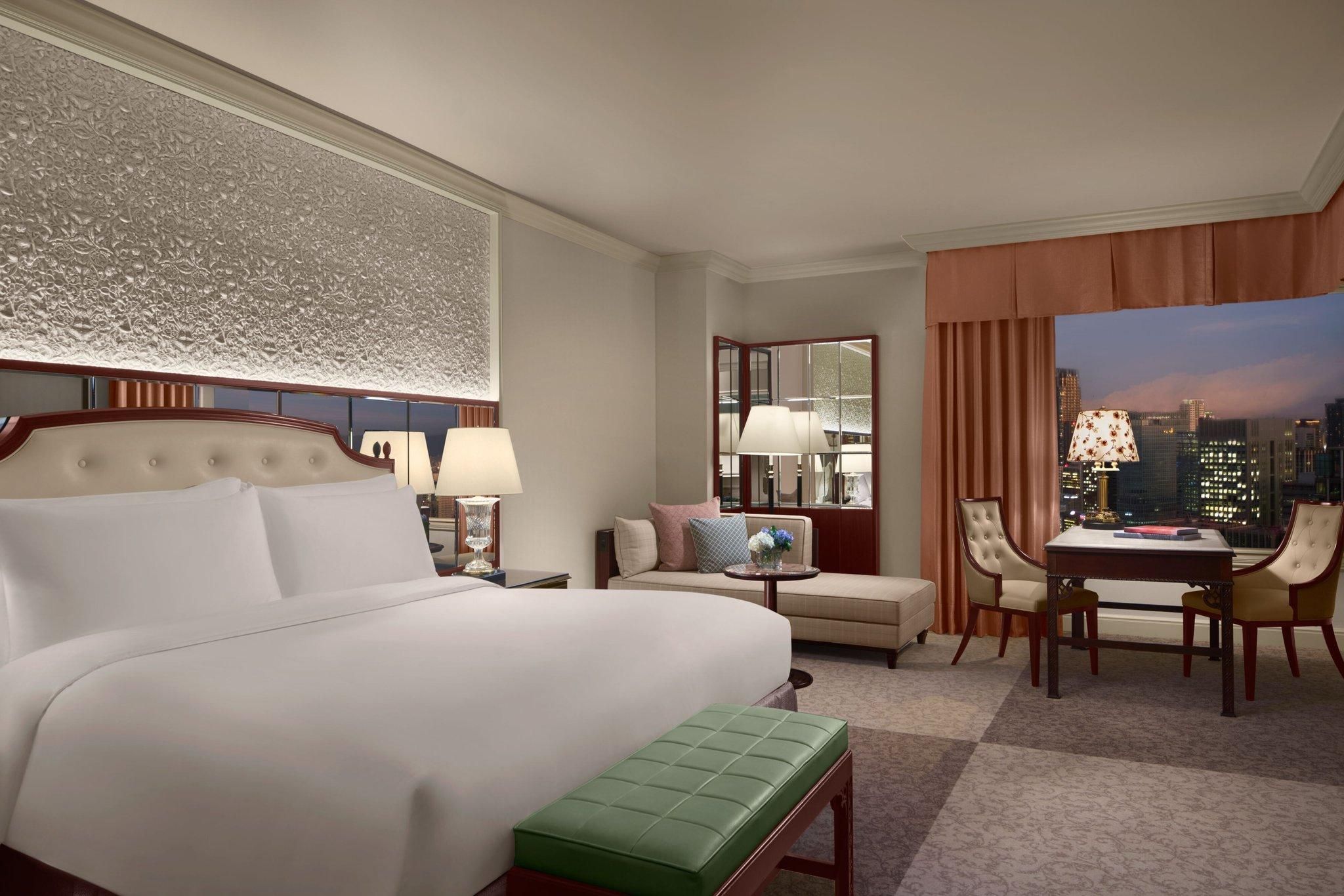 Skyview Deluxe, Guest room, 1 King, City view, Corner room, High floor