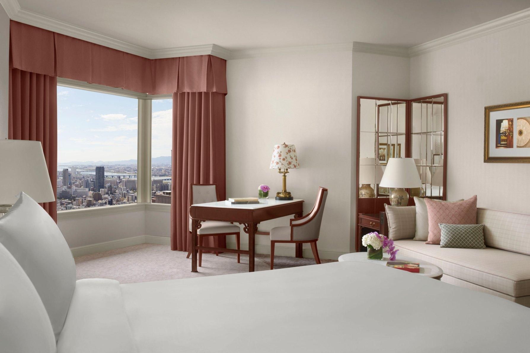 Club Junior Suite, Club Level, Junior Suite, 1 King, City View, Corner Room