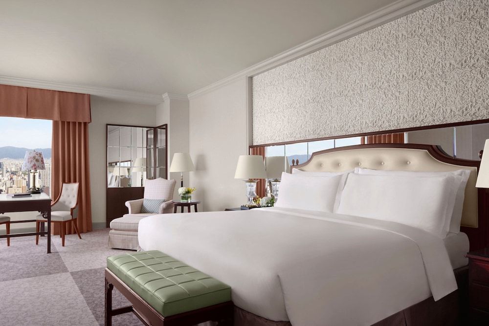 Deluxe Room, 1 King Bed, City View (Corner)