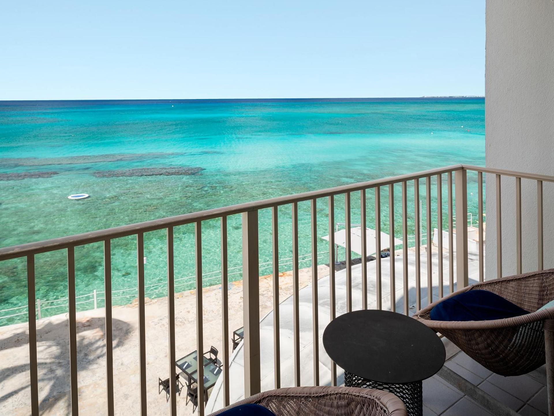 Part OceanView JR Suite, Junior Suite, 1 King, Partial ocean view, Balcony