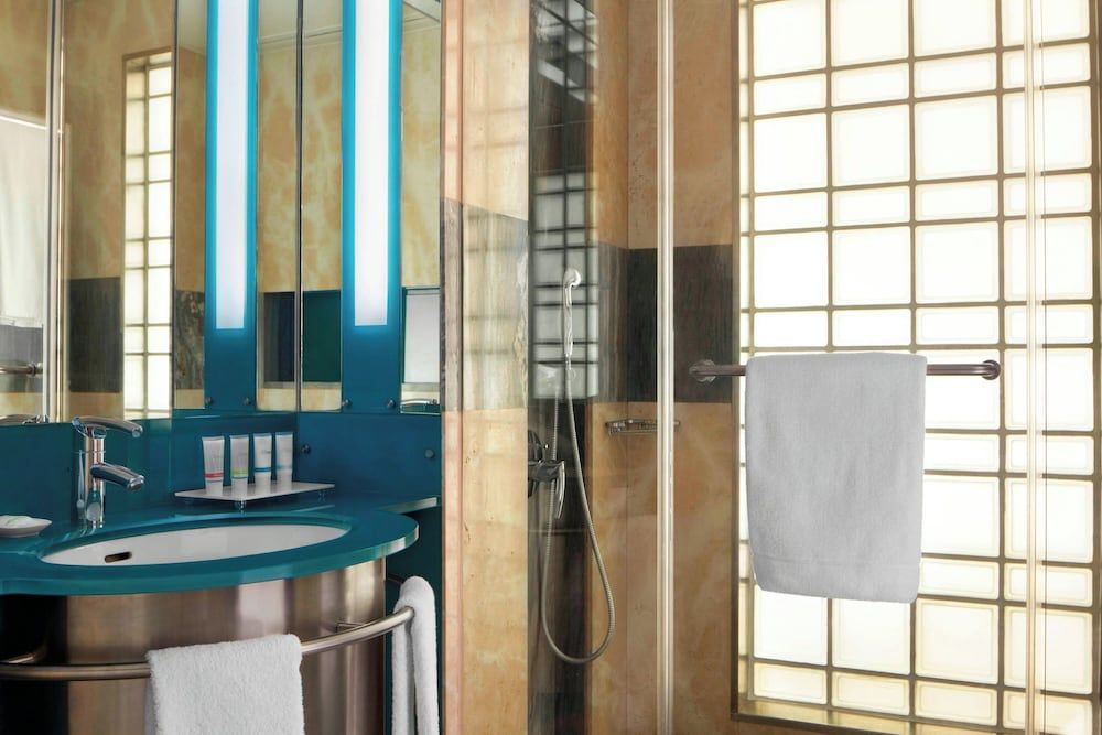 Four Points by Sheraton Le Verdun Room, 1 King Bed, Non Smoking, City View 3