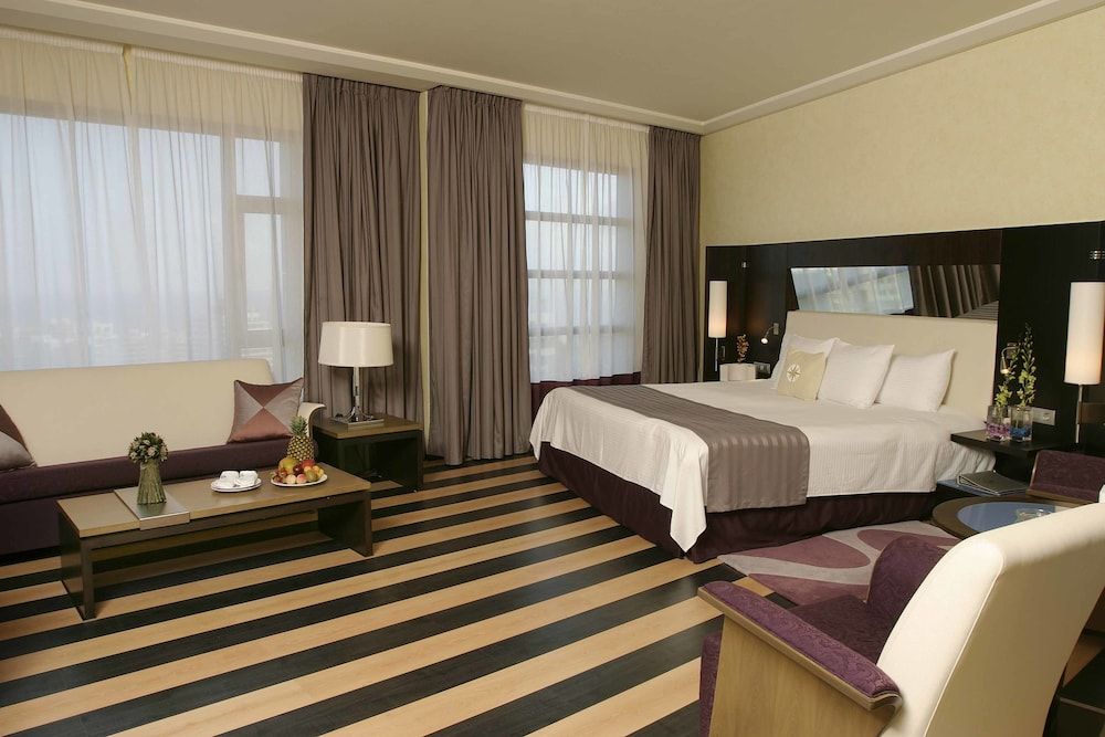 Junior Suite, 1 Bedroom, Non Smoking, Pool Access (Corner)