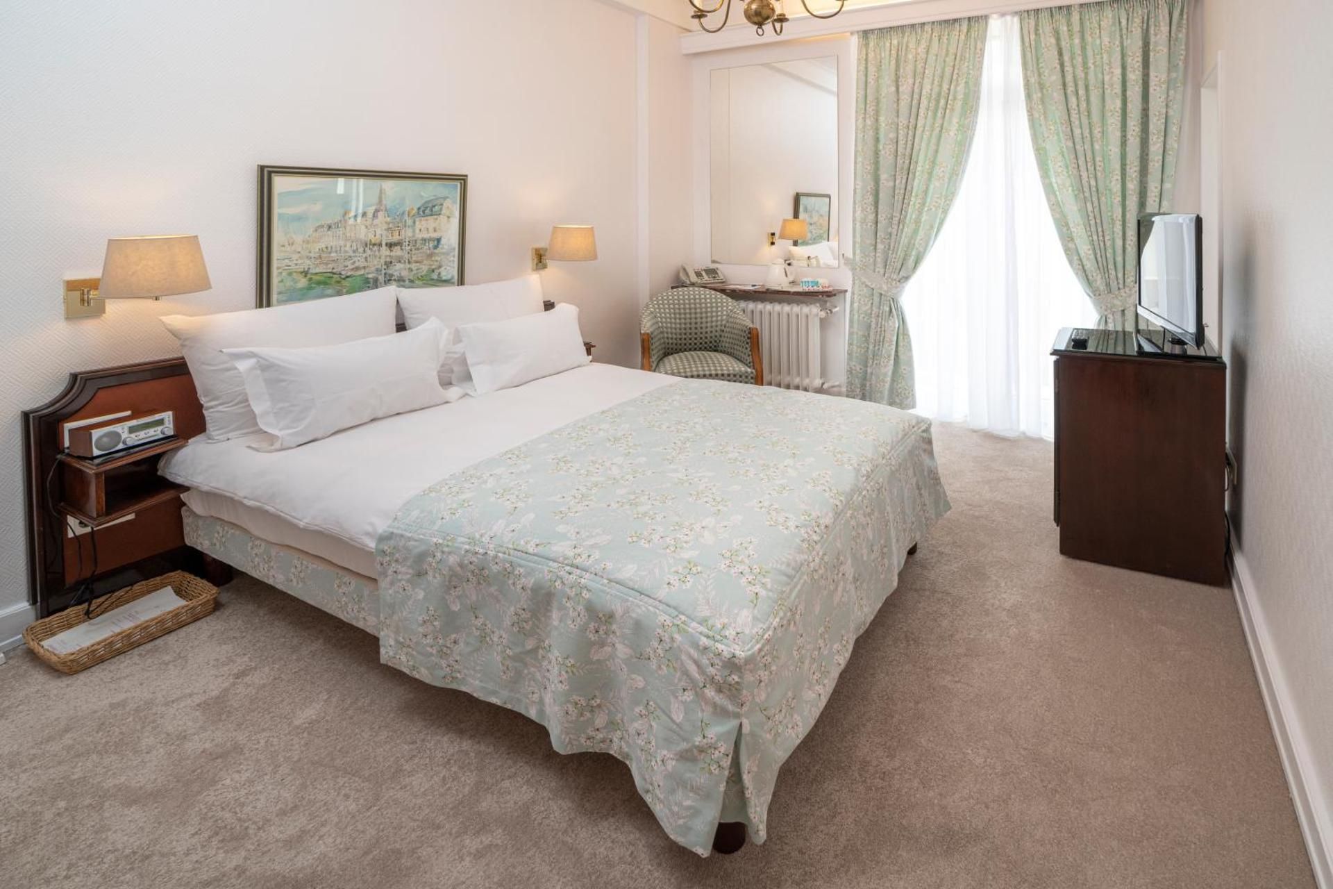 undefined Grand Hotel Cravat 6