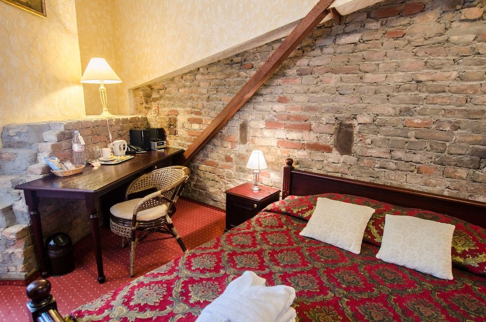 Monte Kristo Hotel