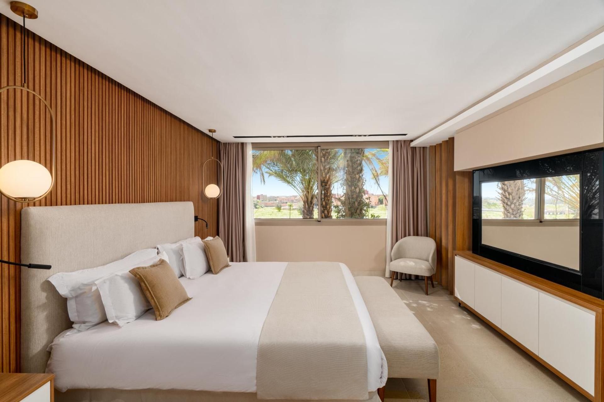 Premium Suite, King Size Bed with Garden View