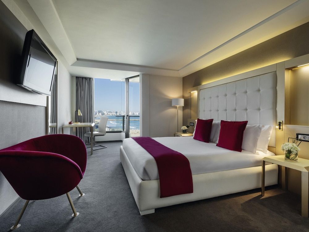 Premium Room, 1 King Bed, Partial Sea View