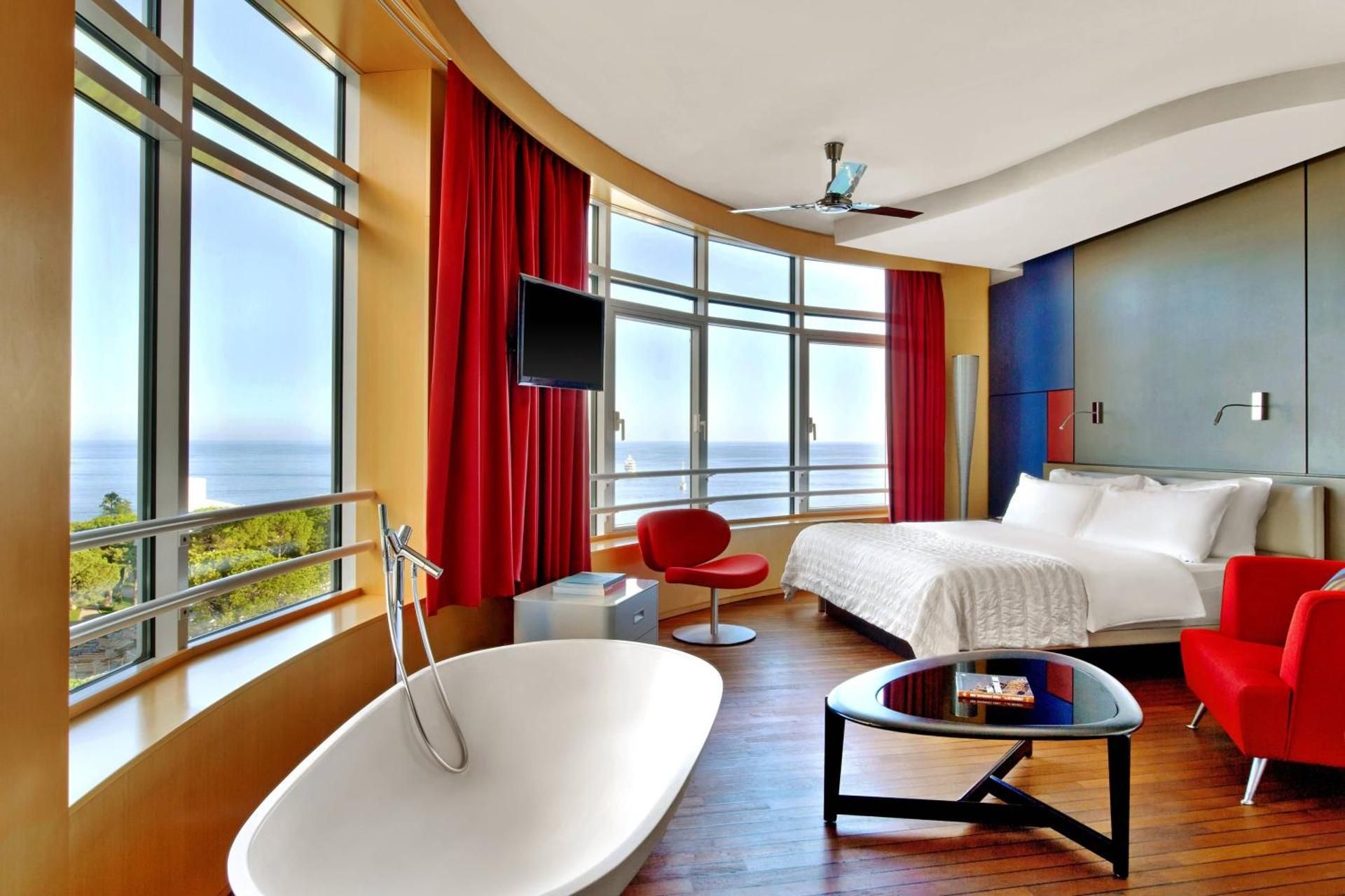 Design Suite, 1 Bedroom Suite, 1 King, Partial sea view