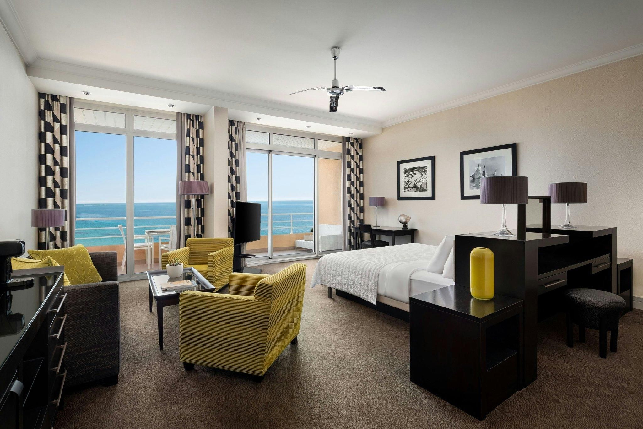 Junior Suite, 1 King, Sea view, High floor, Balcony