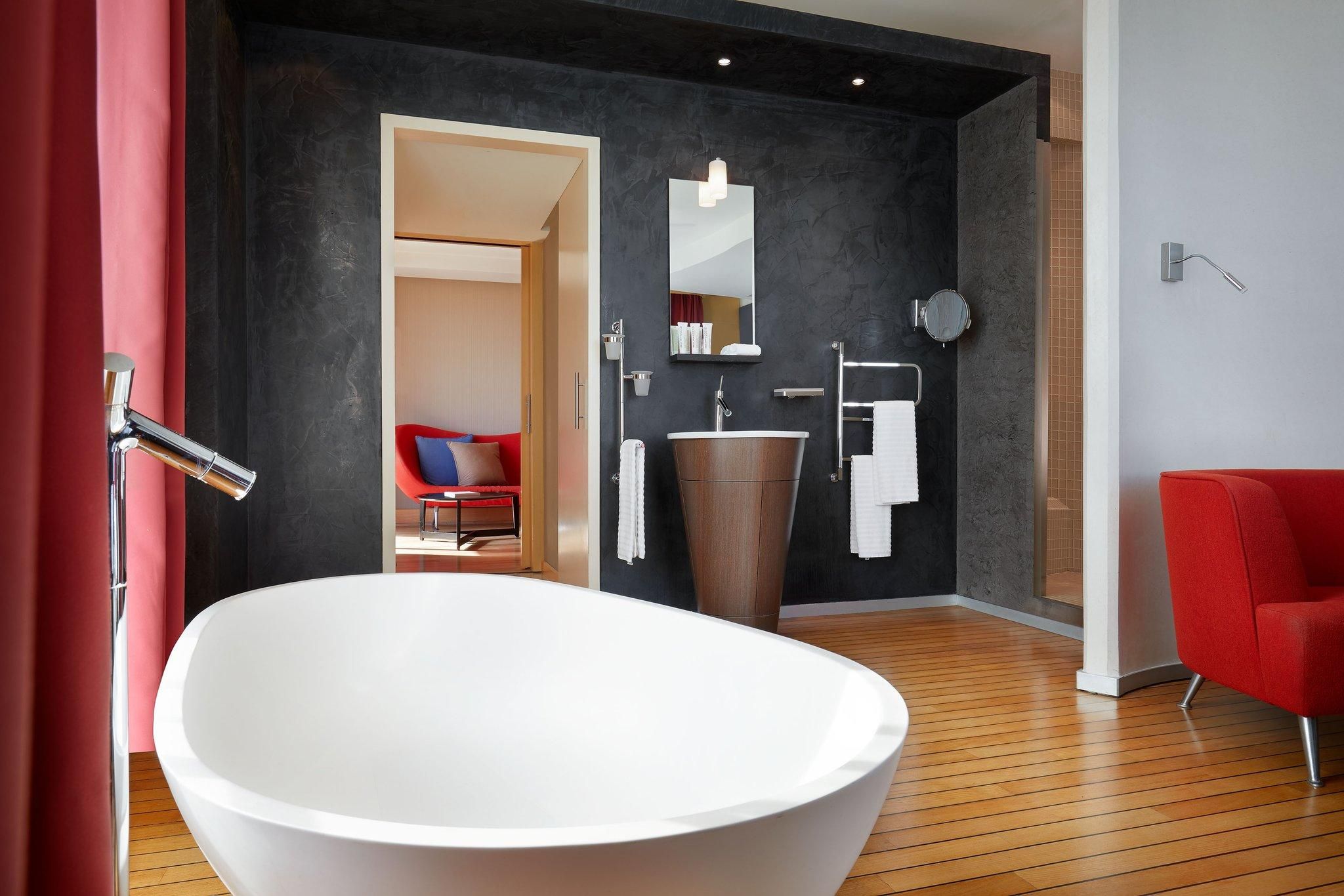 Design Suite, 1 Bedroom Suite, 1 King, Sea view, High floor, Balcony