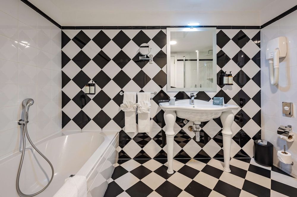 AX The Victoria Hotel Deluxe Suite 8