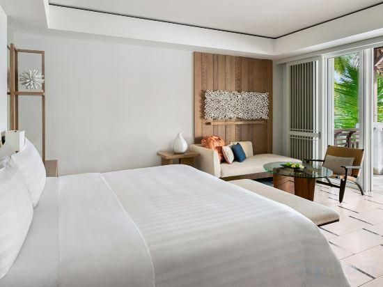 Junior Suite Hibiscus Beach Access King