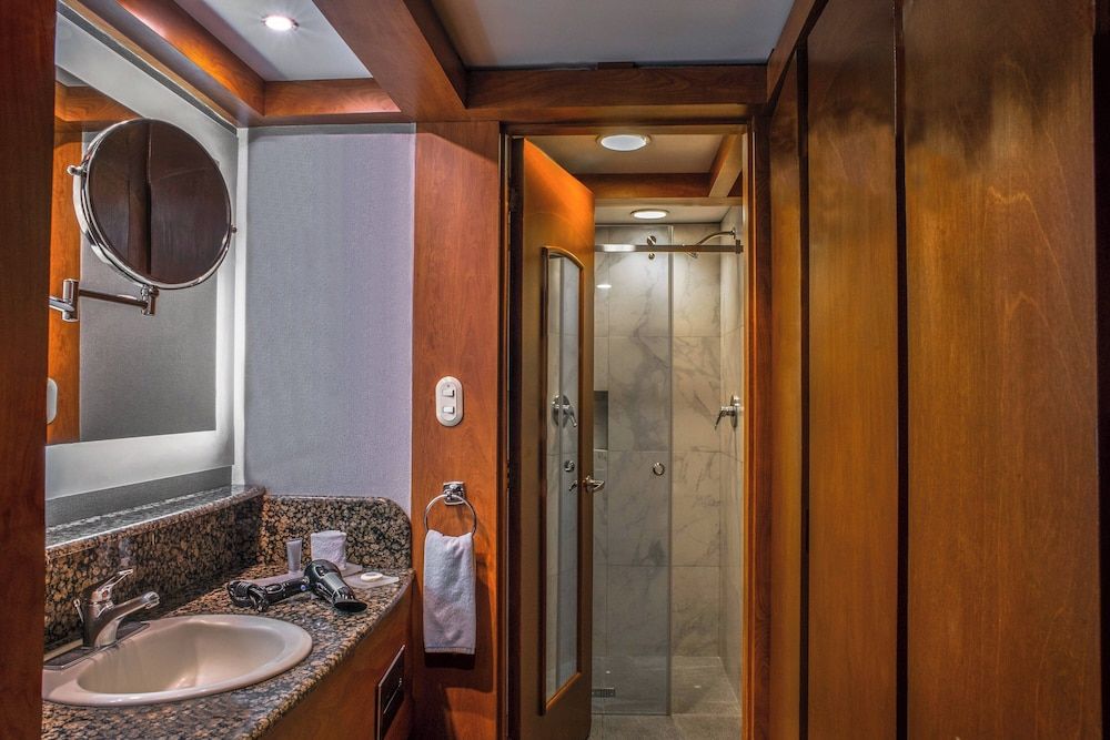 Courtyard by Marriott Mexico City Revolucion Room, 2 Double Beds, Non Smoking 10