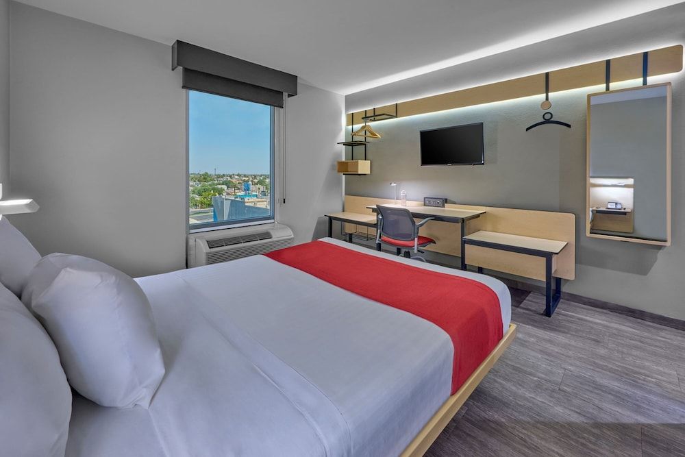 City Express by Marriott Mexicali Room, 1 Queen Bed 3