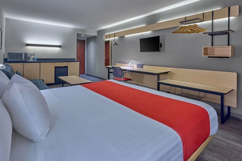 City Express by Marriott Mexicali Room, 1 King Bed with Sofa bed 2