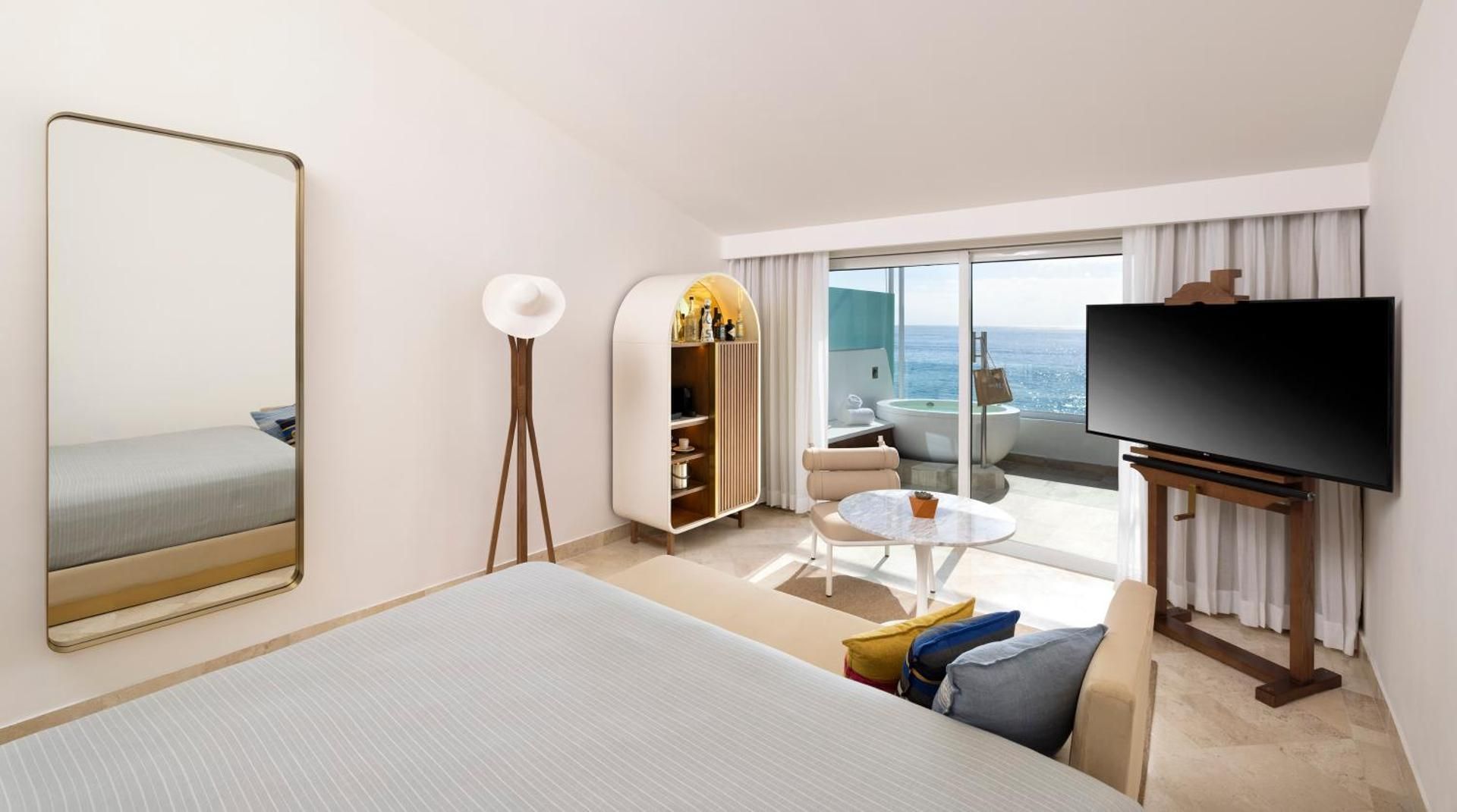 Extra ME+ Junior Suite Beach Front with Hot Tub