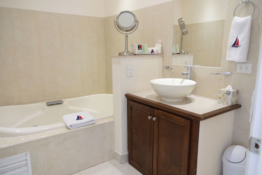 The Westmarine Waterfront Hotel Deluxe Suite, 1 King Bed 9