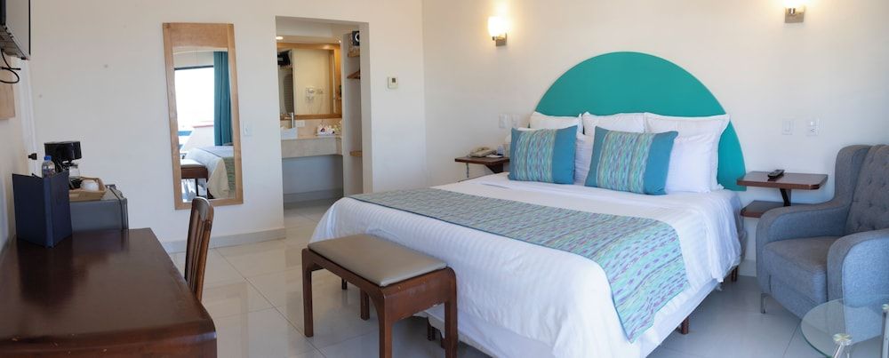 The Westmarine Waterfront Hotel Standard Room, 1 King Bed 3