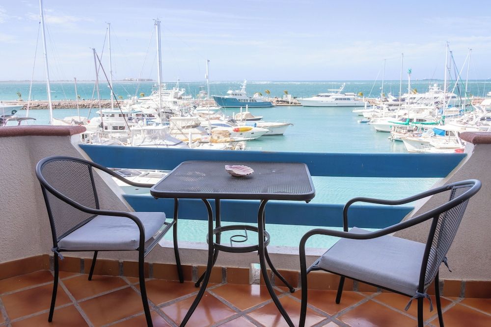 The Westmarine Waterfront Hotel Deluxe Suite, 1 King Bed 7