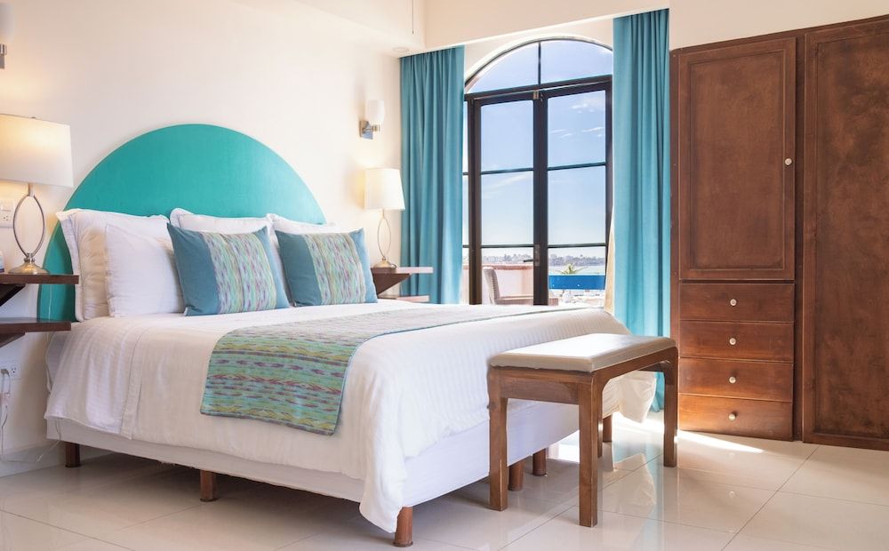 The Westmarine Waterfront Hotel Deluxe Suite, 1 King Bed 5