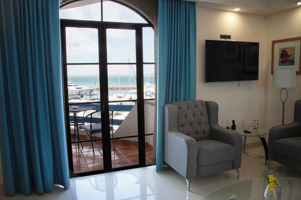 The Westmarine Waterfront Hotel Deluxe Suite, 1 King Bed 11
