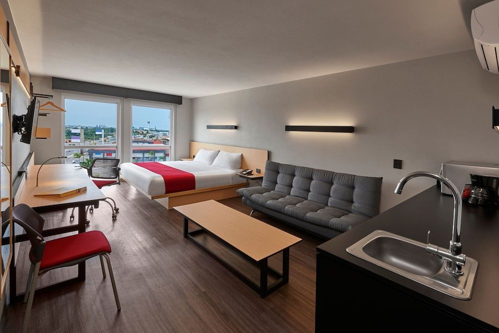 City Express by Marriott Chihuahua Superior Room, 1 Queen Bed with Sofa bed 5