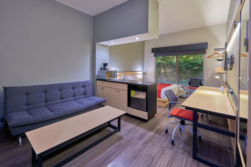 City Express by Marriott Chihuahua Superior Room, 1 Queen Bed with Sofa bed 3