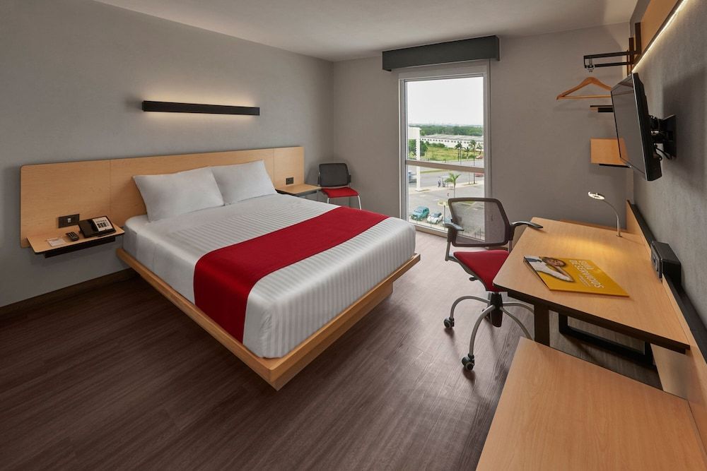 City Express by Marriott Chihuahua Room, 1 Queen Bed 7