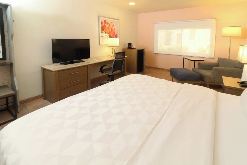 Standard Room, 1 King Bed, Pool View