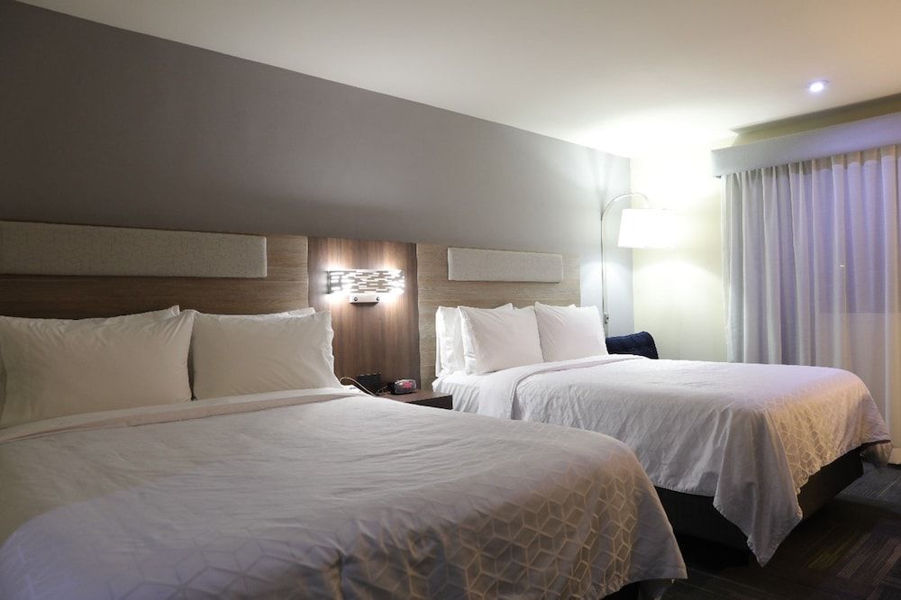 Room, 2 Queen Beds, Accessible (Roll-In Shower)