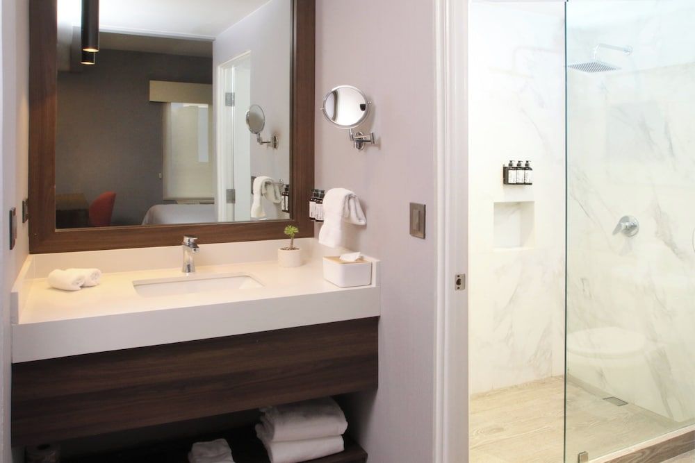 voco Saltillo Suites by IHG Standard Room, 1 King Bed 7