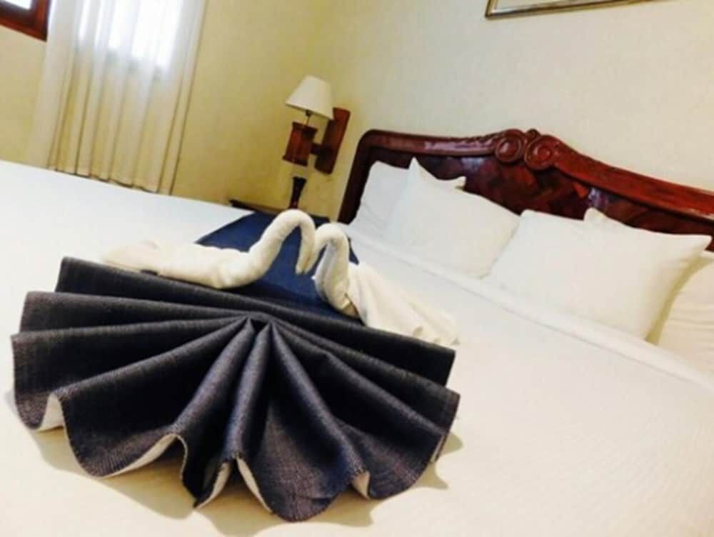 Hotel Urdinola Standard Room, 1 King Bed 2