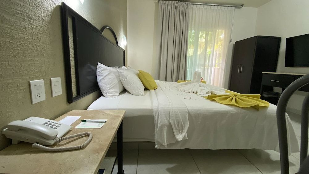 Hotel Chablis Palenque Standard Room, 1 King Bed, Balcony 3